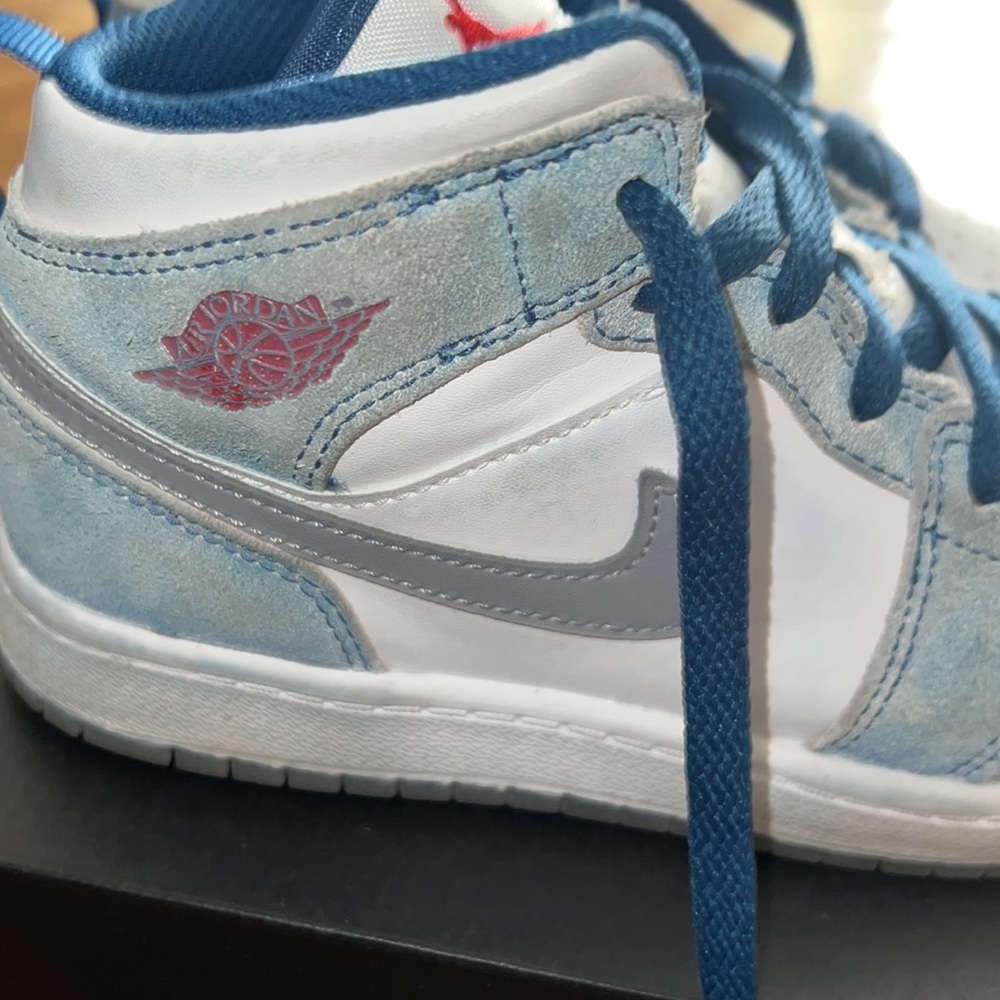 Jordan sneakers - worn a few times. Jordan 1 MID SE (PS) - Picture 3 of 10